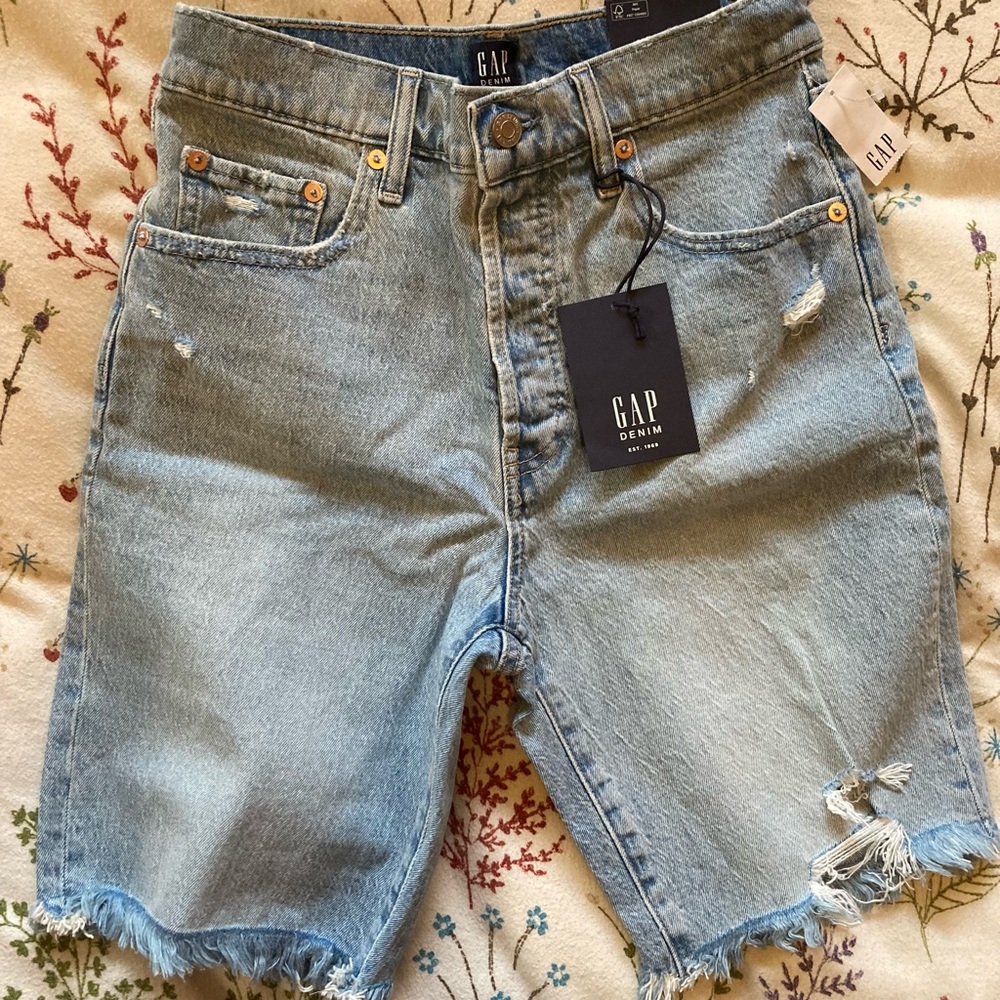 GAP High Rise light denim Bermuda jean shorts • size 27/4 • NWT • new, never use